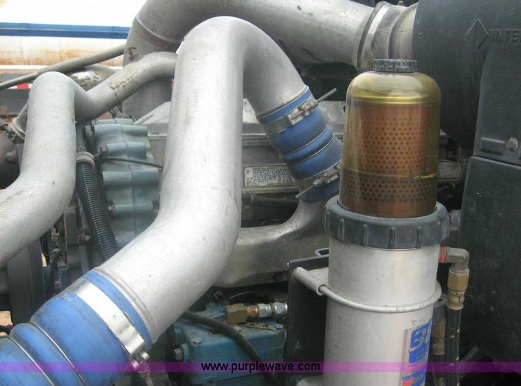 image for item 8753 1999 International 9200 semi truck