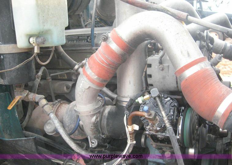 image for item 8753 1999 International 9200 semi truck