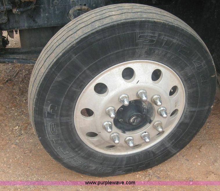 image for item 8753 1999 International 9200 semi truck