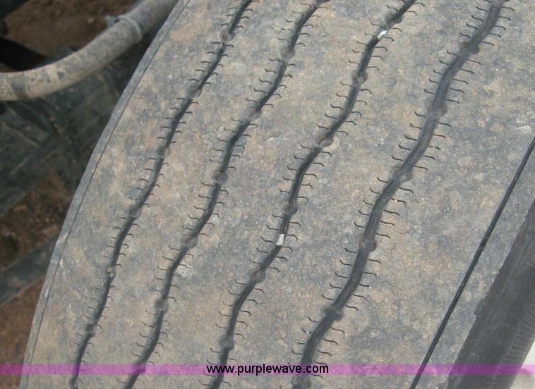 image for item 8753 1999 International 9200 semi truck