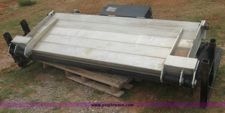 image for item 8761 Hydraulic end gate lift