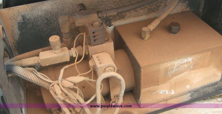 image for item 8761 Hydraulic end gate lift