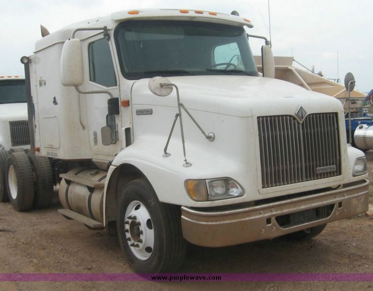 image for item 8774 2000 International 9200 semi truck