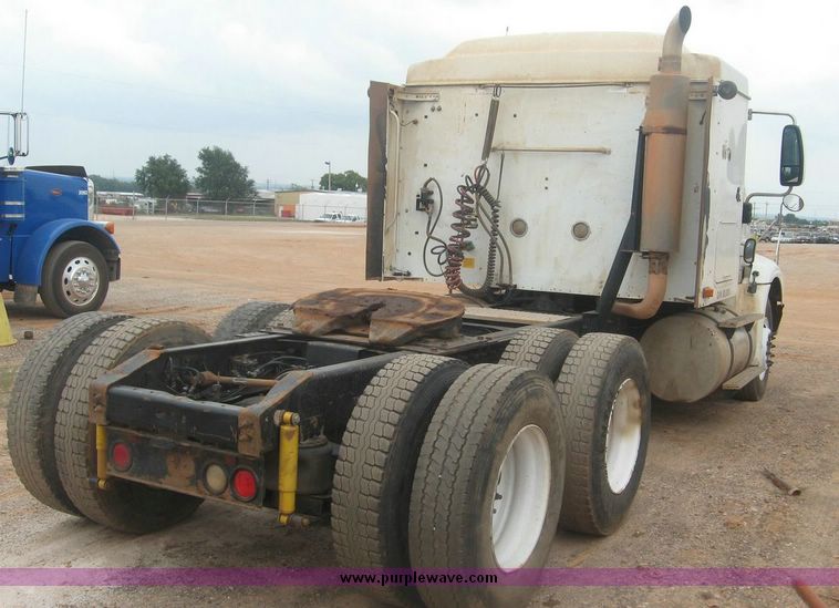 image for item 8774 2000 International 9200 semi truck