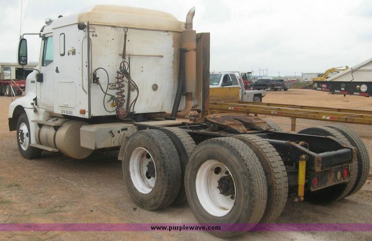 image for item 8774 2000 International 9200 semi truck