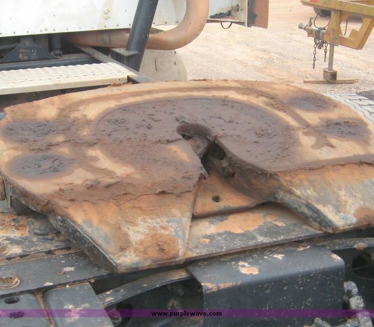 image for item 8774 2000 International 9200 semi truck