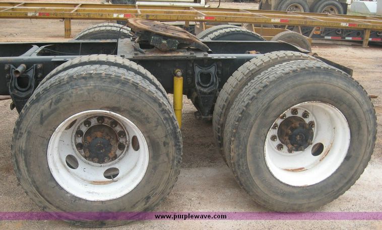 image for item 8774 2000 International 9200 semi truck