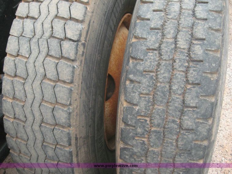 image for item 8774 2000 International 9200 semi truck