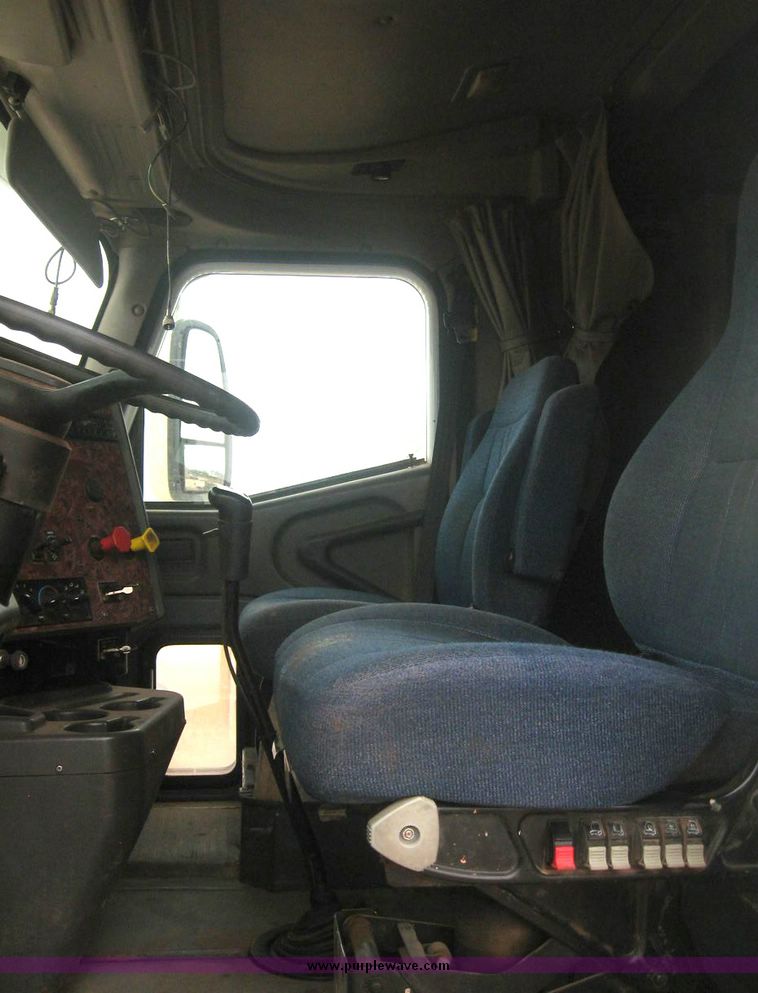 image for item 8774 2000 International 9200 semi truck