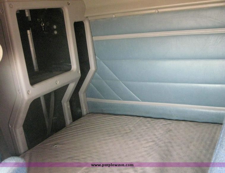 image for item 8774 2000 International 9200 semi truck