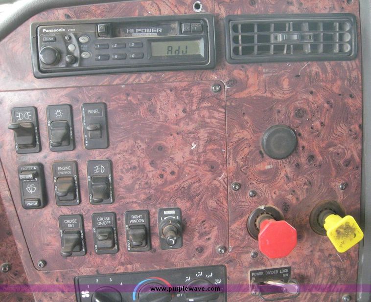 image for item 8774 2000 International 9200 semi truck