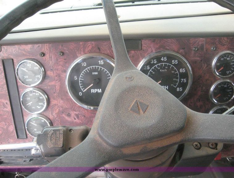 image for item 8774 2000 International 9200 semi truck