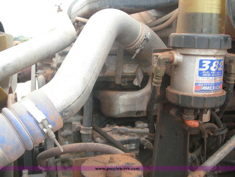 image for item 8774 2000 International 9200 semi truck