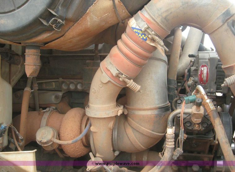 image for item 8774 2000 International 9200 semi truck