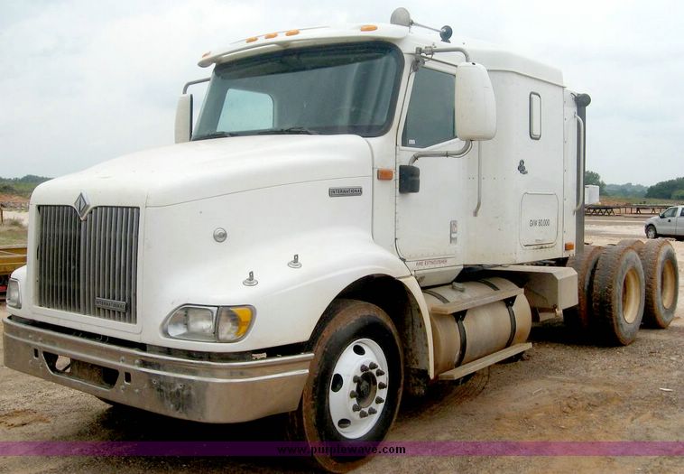 image for item 8775 2001 International 9200 semi truck