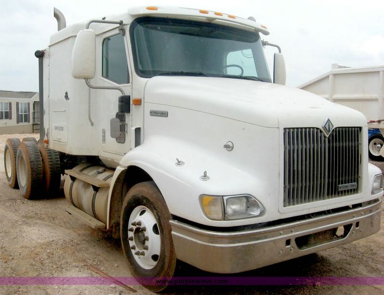 image for item 8775 2001 International 9200 semi truck
