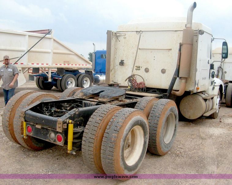 image for item 8775 2001 International 9200 semi truck