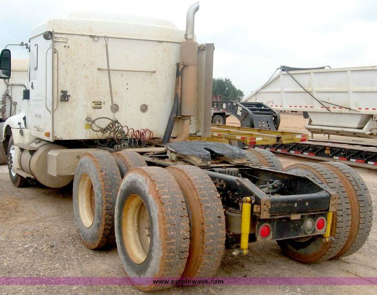image for item 8775 2001 International 9200 semi truck