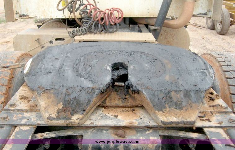 image for item 8775 2001 International 9200 semi truck