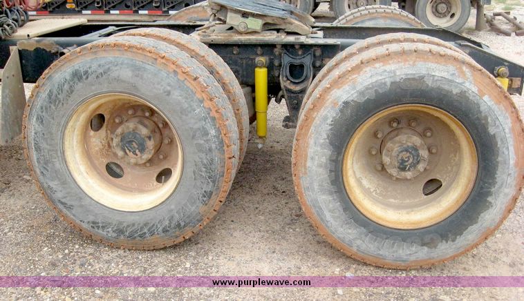 image for item 8775 2001 International 9200 semi truck