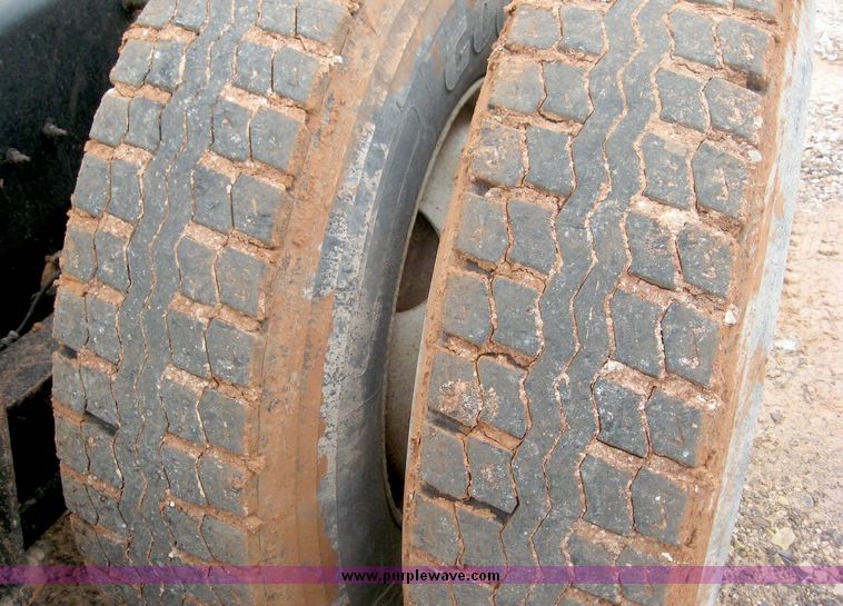 image for item 8775 2001 International 9200 semi truck