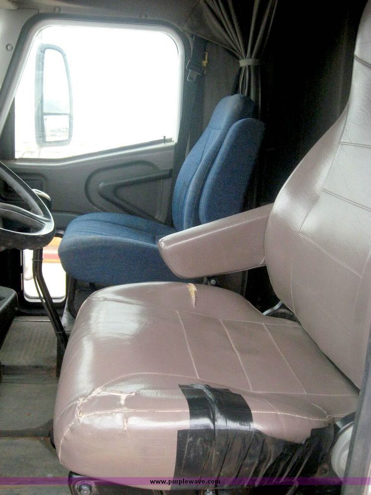 image for item 8775 2001 International 9200 semi truck