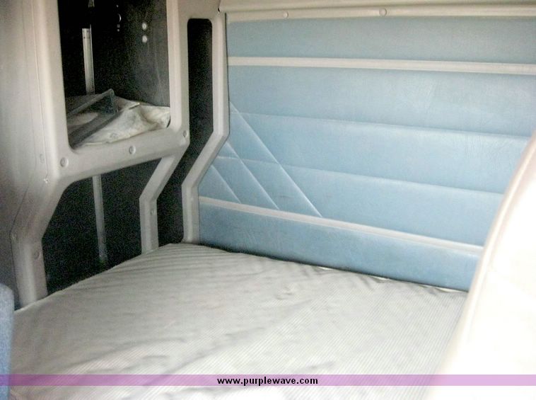 image for item 8775 2001 International 9200 semi truck