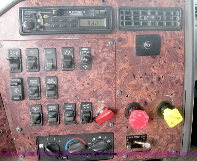 image for item 8775 2001 International 9200 semi truck