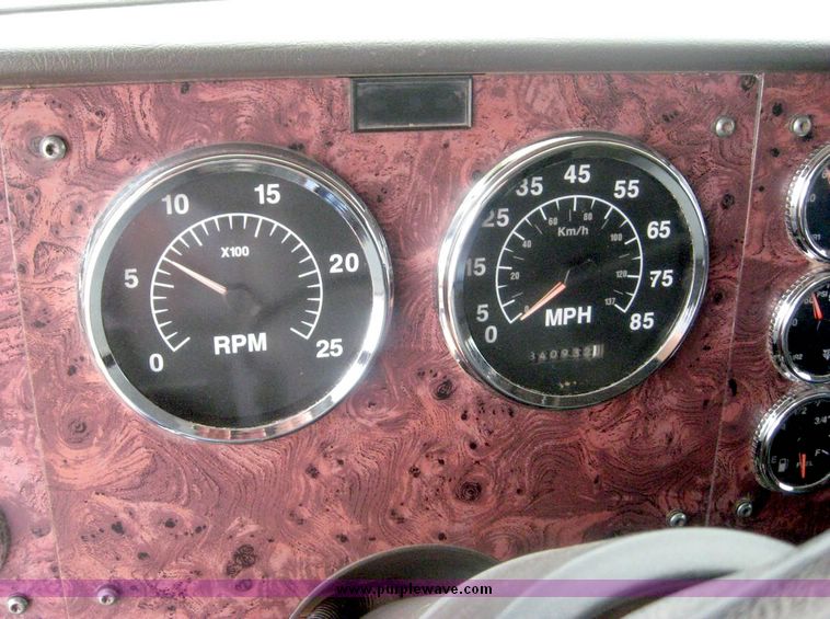 image for item 8775 2001 International 9200 semi truck