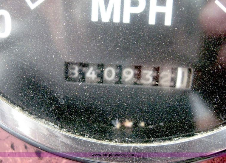 image for item 8775 2001 International 9200 semi truck