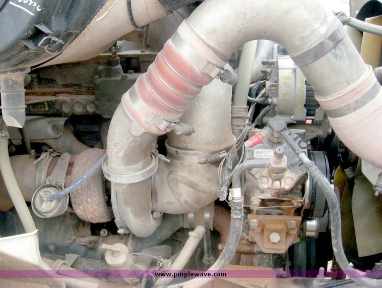 image for item 8775 2001 International 9200 semi truck