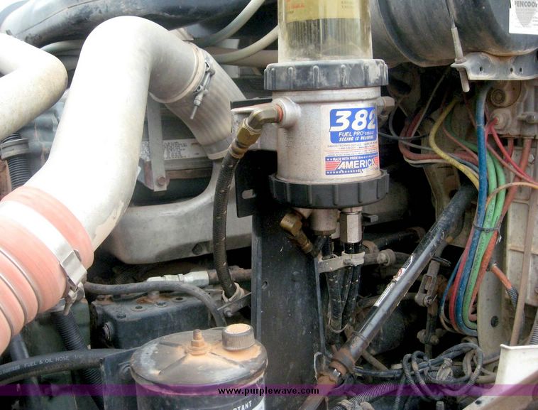 image for item 8775 2001 International 9200 semi truck