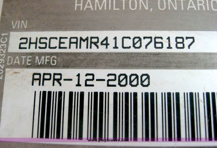 image for item 8775 2001 International 9200 semi truck