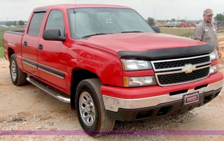 image for item 8776 2006 Chevrolet K1500 Silverado crew cab pickup