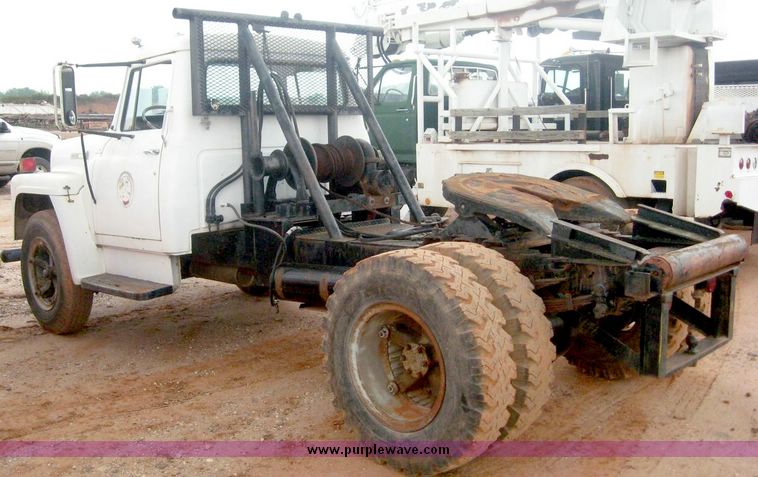 image for item 8777 1974 International Loadstar 1600 single axle semi truck