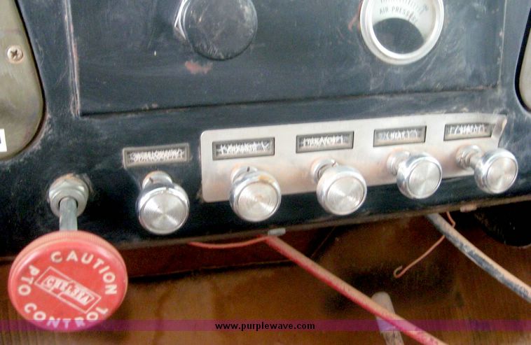 image for item 8777 1974 International Loadstar 1600 single axle semi truck