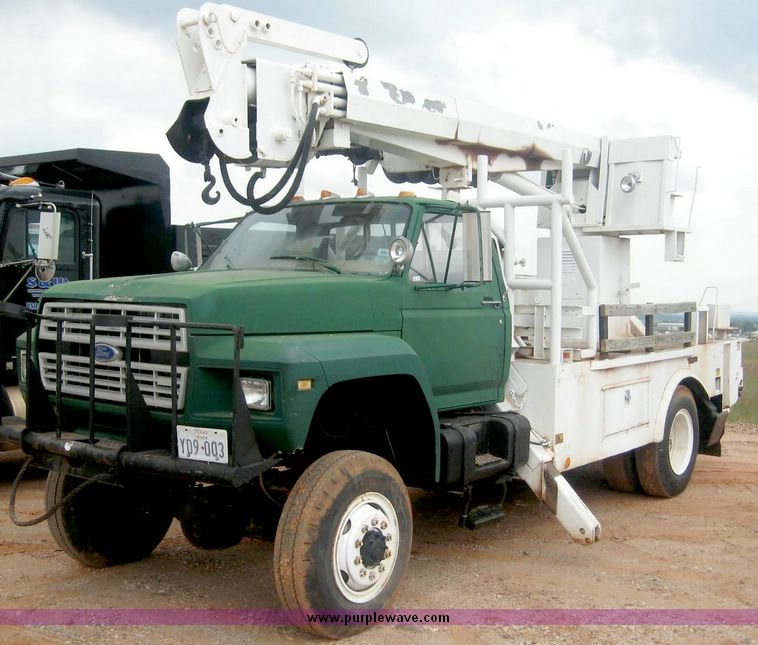image for item 8778 1980 Ford F700 truck with auger bin