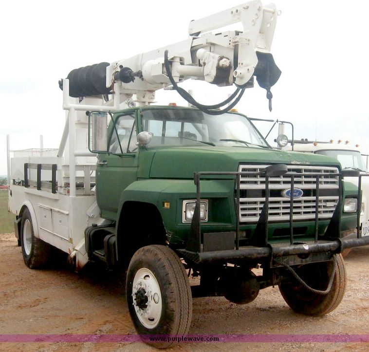 image for item 8778 1980 Ford F700 truck with auger bin