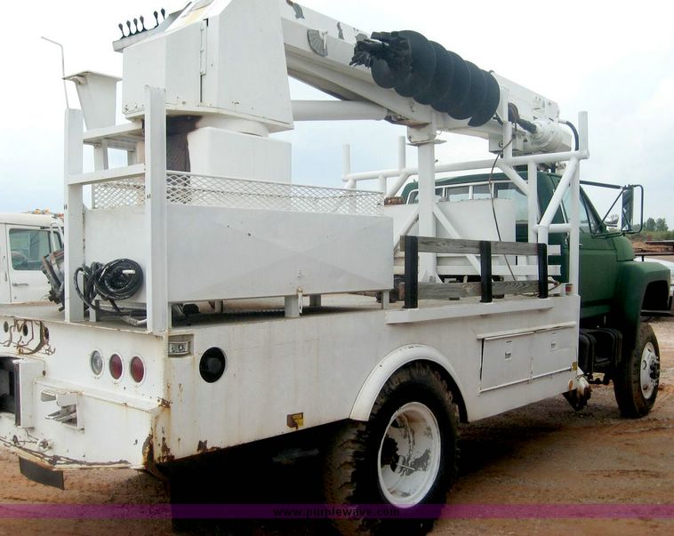 image for item 8778 1980 Ford F700 truck with auger bin