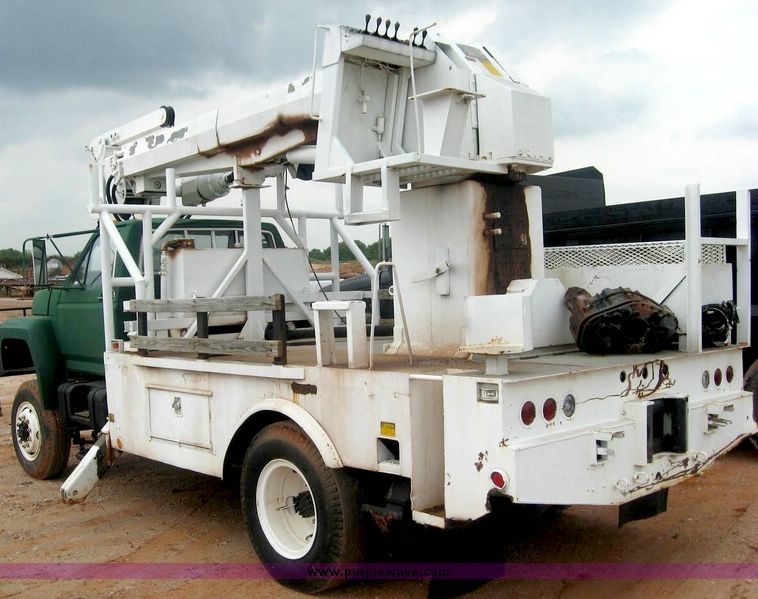 image for item 8778 1980 Ford F700 truck with auger bin