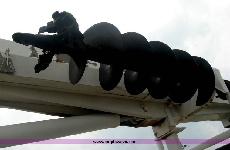 image for item 8778 1980 Ford F700 truck with auger bin