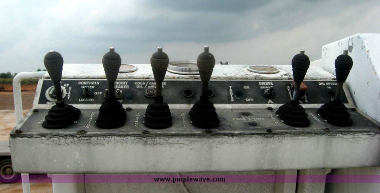 image for item 8778 1980 Ford F700 truck with auger bin