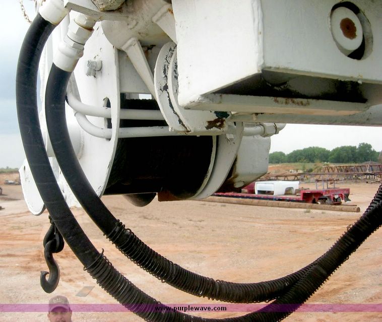 image for item 8778 1980 Ford F700 truck with auger bin