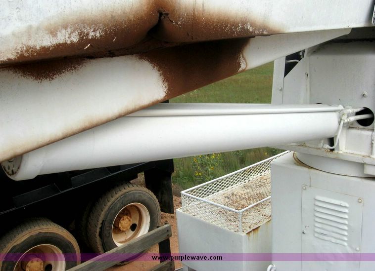 image for item 8778 1980 Ford F700 truck with auger bin