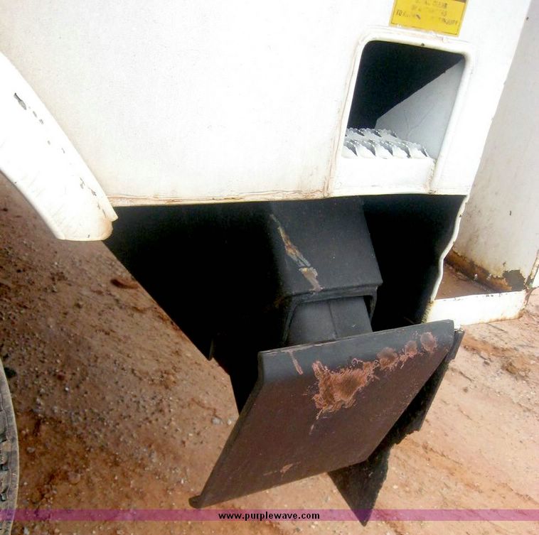 image for item 8778 1980 Ford F700 truck with auger bin