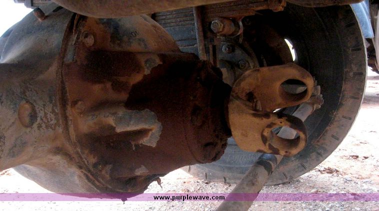 image for item 8778 1980 Ford F700 truck with auger bin