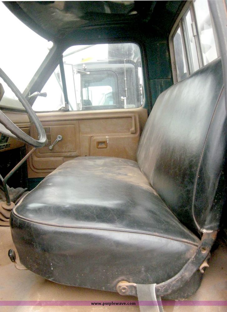 image for item 8778 1980 Ford F700 truck with auger bin