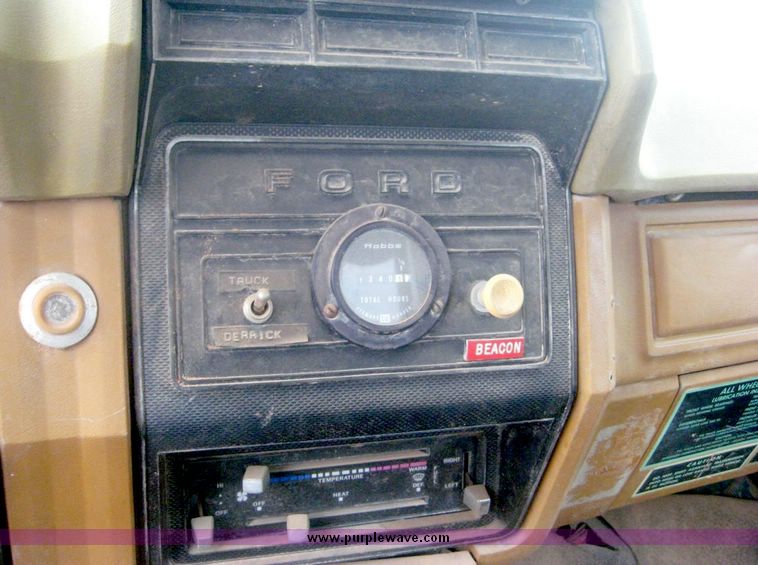 image for item 8778 1980 Ford F700 truck with auger bin