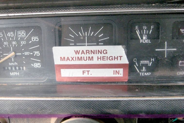 image for item 8778 1980 Ford F700 truck with auger bin