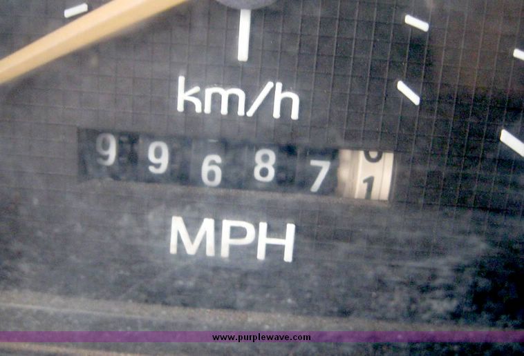 image for item 8778 1980 Ford F700 truck with auger bin